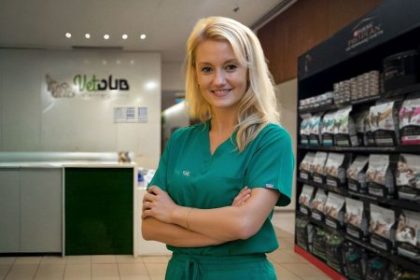 Slovenka zachranuje poulicne macky v Dubaji