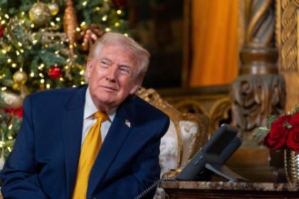 Trumpovci proti EU Americania uvalili sankcie na ex eurokomisara a aktivistku Macron ich kritizuje