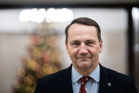 Zbrojime ako nikdy predtym hovori Sikorski