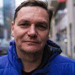 Dolejsi Obklicil nas dav priaznivcov Tomia Okamuru bolo to napetne Stal za osobnymi strazcami a podnecoval dav proti nam