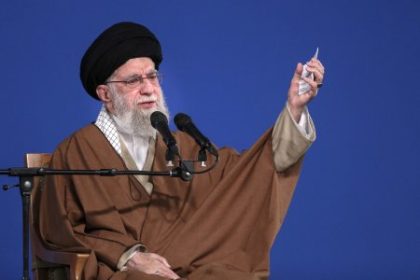 Iransky rezim je pod tlakom Ajatollah uvazuje o uteku do Moskvy