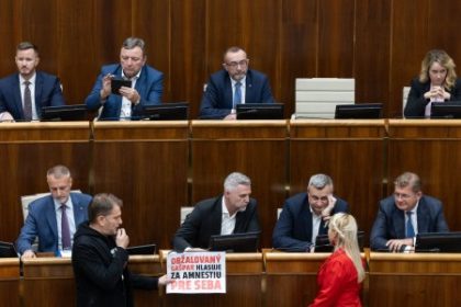 Koalicia vyrazne okliesi diskusiu v parlamente poslancom urci co maju nosit