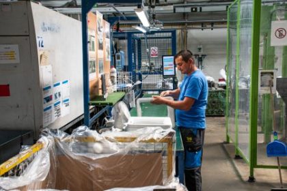 Konsolidacia zasiahne vyplaty zamestnancov Vo februari uvidia o kolko viac im stat zoberie