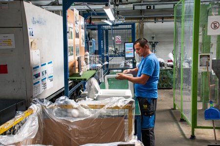 Konsolidacia zasiahne vyplaty zamestnancov Vo februari uvidia o kolko viac im stat zoberie