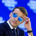 Macronove okuliare z Davosu sa stali viralnym hitem a reklamou pre malu francuzsku firmu