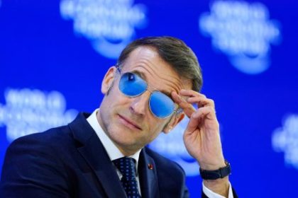 Macronove okuliare z Davosu sa stali viralnym hitem a reklamou pre malu francuzsku firmu