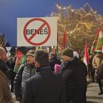Novemu zakonu o Benesovych dekretoch nerozumeju ani policajti Na proteste v Bratislave vystupia Gubik a Dubeci
