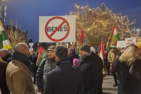 Novemu zakonu o Benesovych dekretoch nerozumeju ani policajti Na proteste v Bratislave vystupia Gubik a Dubeci