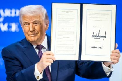 Trump vytvara z Rady mieru globalne Mar a Lago Ficova vlada ju vita ale nehovori ci dostala pozvanku