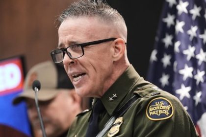 Tvar Trumpovej imigracnej ofenzivy dobehla prehnana brutalita Gregory Bovino chcel chranit USA uz od detstva