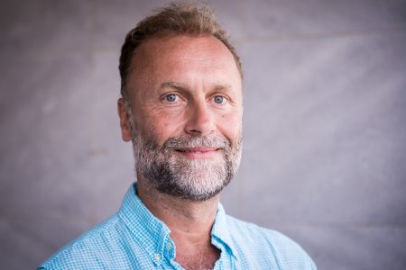 Blizke vztahy s politikmi skandal s kolonoskopiami Riaditel Kuzela odchadza v case rastucej straty nemocnice