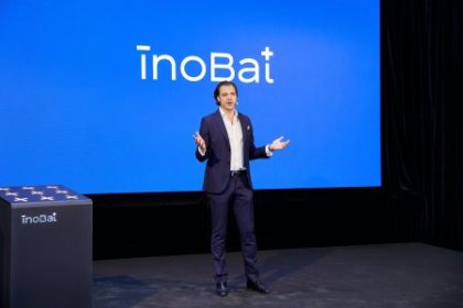Boccek sa stale chvali InoBatom no jeho biznis ma problemy a byvali spolupracovnici hovoria o vizionarovi ktory nedokoncujem veci