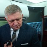 Fico vo videu z lietadla dezinformuje o emisnych kvotach a cenach elektriny Analyzovali sme pat klucovych vyrokov