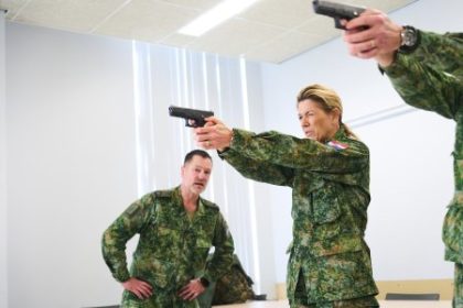 Holandska kralovna Maxima striela a cita vojenske mapy do armadnych zaloch ju priviedla dcera Amalia