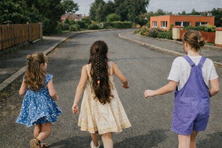 Klesa vek zaciatku puberty u dievcat Niektore rodiny nedokazu komunikovat ani o ich beznej hygiene hovori lekarka
