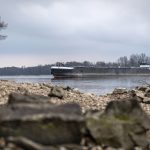 Na Dunaji uviazol obrovsky tanker voda je nizka lod sa nemoze pohnut uz takmer mesiac