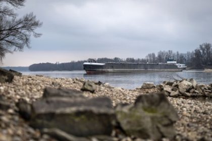 Na Dunaji uviazol obrovsky tanker voda je nizka lod sa nemoze pohnut uz takmer mesiac