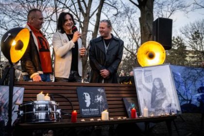 Oslavuj s nami odkazali Durovi Cernemu pri odhaleni pamatnej tabule priatelia Veria ze tam vznikne alej hudobnikov