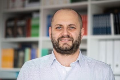 Podkopavanie demokracie na Slovensku uz nie je dojem trendy k autokracii potvrdzuju data tvrdi historik