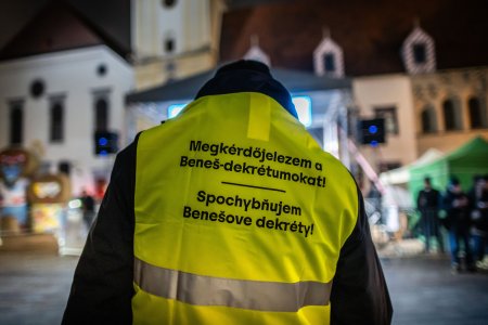 Policia podla organizatorov hrozila rozpustenim protestu k Benesovym dekretom Ficovu novelu neaplikovali