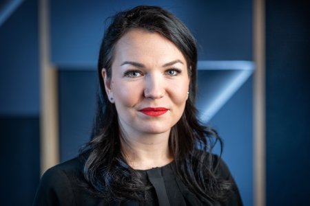 Poslankyna Beata Jurik Pre Fica som amazonka z PS pretoze mu kladiem otazky na ktore musi jednoznacne odpovedat