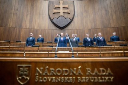 Pre neospravedlnenu absenciu na schodzi o nedovere by narodna rada mala odvolat vladu