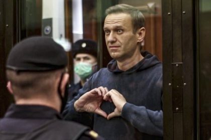 Preco pouzili zabi jed ako sa dostal az k Navalnmu a kam zmizli jeho zvratky styri klucove otazky o vysetrovani