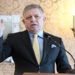 Premier si vzal hodvabnu vreckovku a rozhodol sa pre sadizmus