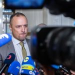 Proces s Ficovym poradcom a clenom Rady STVR Lindtnerom verejnopravna televizia vynechala