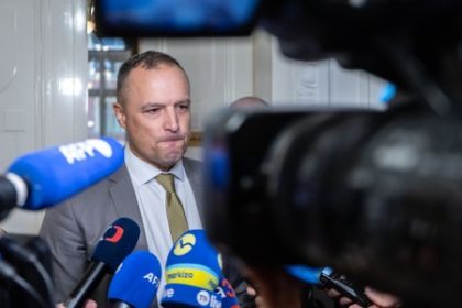 Proces s Ficovym poradcom a clenom Rady STVR Lindtnerom verejnopravna televizia vynechala