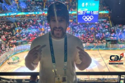 Rusky novinar sa na olympiade objavil v maske Ovechkina Liska a Ruzicka s nim robili rozhovor v rustine