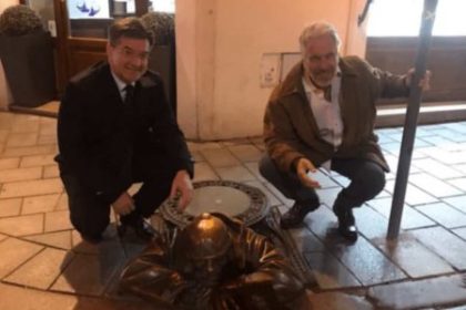 Si moj priatel rad ta vitam v Bratislave napisal Lajcak a dal sa Epsteinom prepravit aj do Popradu
