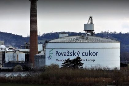 Slovenski farmari pozaduju odskodnenie za uzavretie povazskeho cukrovaru jeho nemecky majitel o tom mlci