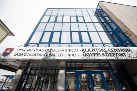 Sutaj Estok si prenajima nakladne klientske centrum v Dunajskej Strede statnu budovu nechal z polovice prazdnu