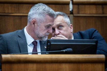 Tibor Gaspar Danko si vynutil aby poslancovi za mrezami zostali funkcie