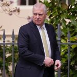 v Britanii zatkli byvaleho princa Andrewa kontakty s Epsteinom ho mozu poslat do vezenia