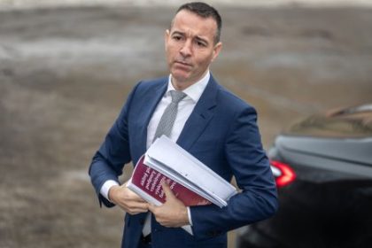 Drucker poskytol inovacne dotacie dalsim dvom firmam hoci predtym uz uzavrel skandaloznu Kmecovu vyzvu