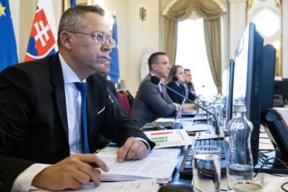 Fico hovori ze 100percentne priplatky boli zamerom a nie chybou Kamenicky s Tomasom si prehadzuju riesenie