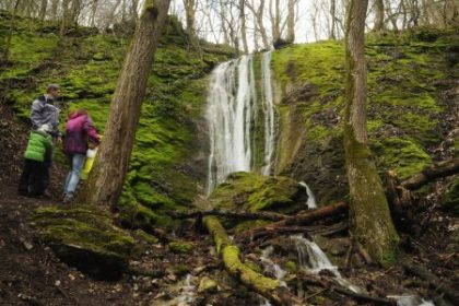 Hiking Basecamp S detmi k vodopadu v Malych Karpatoch za vojenskou historiou na Spisi a na bicykli do Trencina