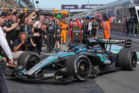 Mercedes ovladol velku cenu ktora odstartovala novu eru Jazdci varuju pred nehodami a umele F1