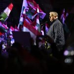 Muzi v ciernom ovladnu schodze Fideszu Orban vidi vsade ukrajinskych agentov