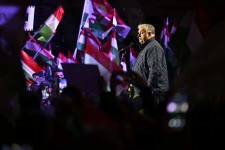 Muzi v ciernom ovladnu schodze Fideszu Orban vidi vsade ukrajinskych agentov