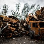 Namierim a vystrelim ale zatvaram pritom oci Mozem len hadat ci moja gulka niekho zabila alebo nie ukazka z knihy Slovnik vojny