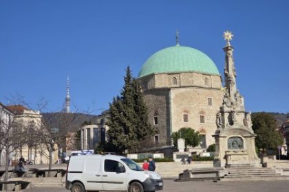 Pecs sa buri proti Fideszu Predvolebna reportaz z mesta kde tisice ludi privitali Petera Magyara