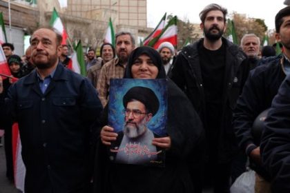 Rezim v Teherane vyckava a najsilnejsie trumfy este nevylozil hovori expert na Iran