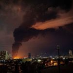 Teheran pod dosahom dymu a cierneho dazda Izrael utoi na iranske rafinerie a sklady paliva