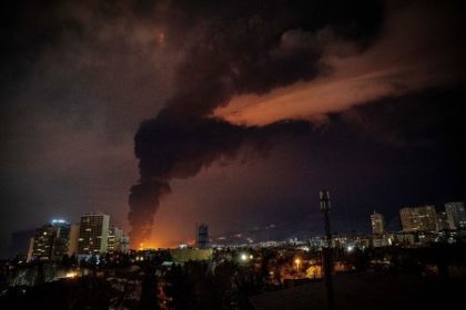 Teheran pod dosahom dymu a cierneho dazda Izrael utoi na iranske rafinerie a sklady paliva