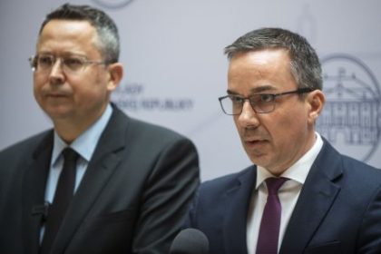 Vlada zrusila volno 8 maja a 15 septembra ale ponechala 100percentne priplatky za pracu