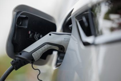 Ekonomicky newsfilter Zaujem o elektromobily rastie ludia hladaju unik z krizy s palivami