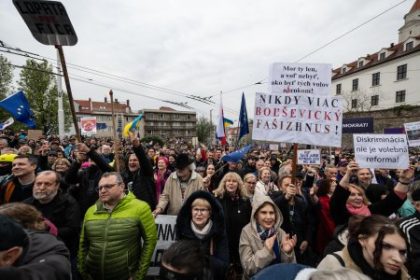 Ludia protestovali proti zruseniu hlasovania postou zo zahranicia Musime byt jednotni hovori opozicia